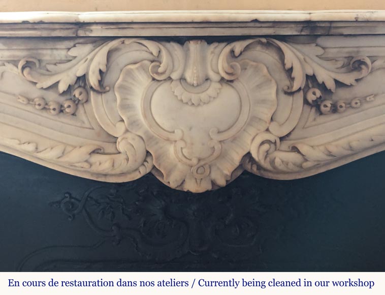 Cheminée de style Louis XV en marbre de Carrare richement sculptée d'un décor végétal Cheminée de style Louis XV en marbre de Carrare richement sculptée d'un décor végétal-1