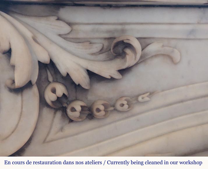 Cheminée de style Louis XV en marbre de Carrare richement sculptée d'un décor végétal Cheminée de style Louis XV en marbre de Carrare richement sculptée d'un décor végétal-4