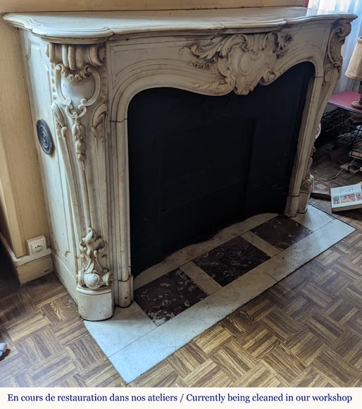 Cheminée de style Louis XV en marbre de Carrare richement sculptée d'un décor végétal Cheminée de style Louis XV en marbre de Carrare richement sculptée d'un décor végétal-5