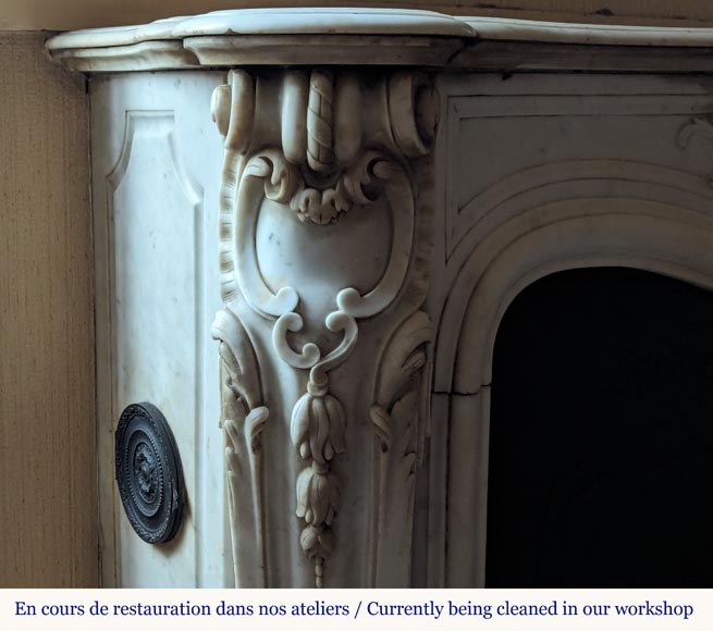 Cheminée de style Louis XV en marbre de Carrare richement sculptée d'un décor végétal Cheminée de style Louis XV en marbre de Carrare richement sculptée d'un décor végétal-6