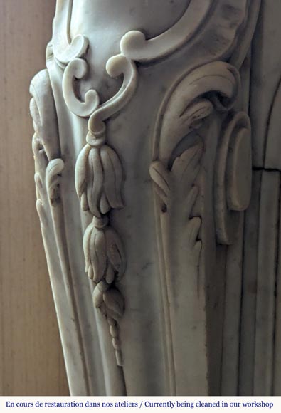 Cheminée de style Louis XV en marbre de Carrare richement sculptée d'un décor végétal Cheminée de style Louis XV en marbre de Carrare richement sculptée d'un décor végétal-7