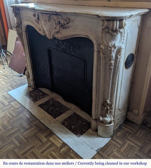 Cheminée de style Louis XV en marbre de Carrare richement sculptée d'un décor végétal Cheminée de style Louis XV en marbre de Carrare richement sculptée d'un décor végétal-9