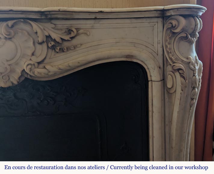 Cheminée de style Louis XV en marbre de Carrare richement sculptée d'un décor végétal Cheminée de style Louis XV en marbre de Carrare richement sculptée d'un décor végétal-10