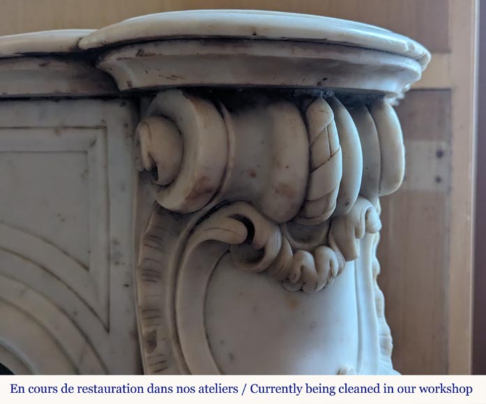 Cheminée de style Louis XV en marbre de Carrare richement sculptée d'un décor végétal Cheminée de style Louis XV en marbre de Carrare richement sculptée d'un décor végétal-12