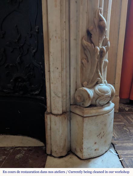 Cheminée de style Louis XV en marbre de Carrare richement sculptée d'un décor végétal Cheminée de style Louis XV en marbre de Carrare richement sculptée d'un décor végétal-13