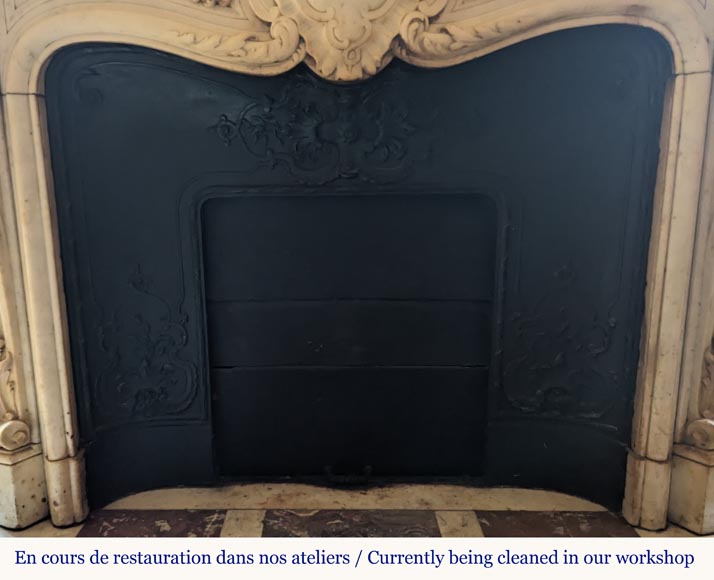 Cheminée de style Louis XV en marbre de Carrare richement sculptée d'un décor végétal Cheminée de style Louis XV en marbre de Carrare richement sculptée d'un décor végétal-15