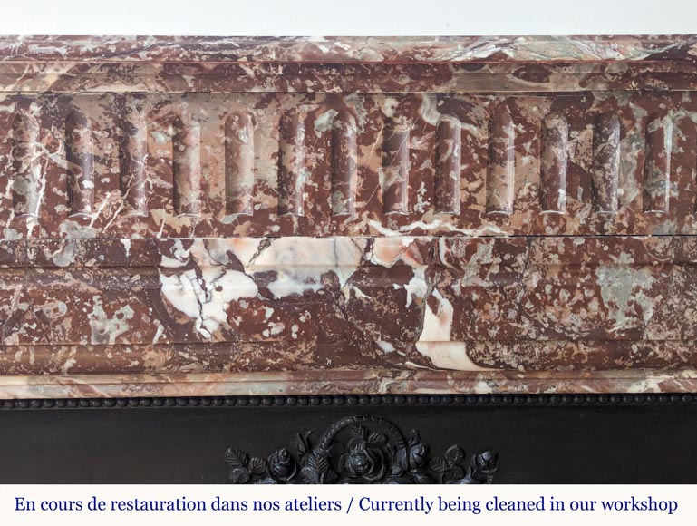 Cheminée de style Louis XIV à acrotères en marbre Rouge du Nord Cheminée de style Louis XIV à acrotères en marbre Rouge du Nord-1