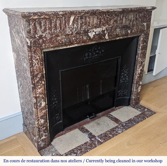 Cheminée de style Louis XIV à acrotères en marbre Rouge du Nord Cheminée de style Louis XIV à acrotères en marbre Rouge du Nord-2