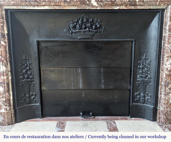 Cheminée de style Louis XIV à acrotères en marbre Rouge du Nord Cheminée de style Louis XIV à acrotères en marbre Rouge du Nord-8