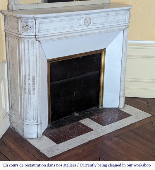 Cheminée de style Louis XVI en marbre de Carrare aux coins arrondis ornée d'une fleur de tournesol Cheminée de style Louis XVI en marbre de Carrare aux coins arrondis ornée d'une fleur de tournesol-3