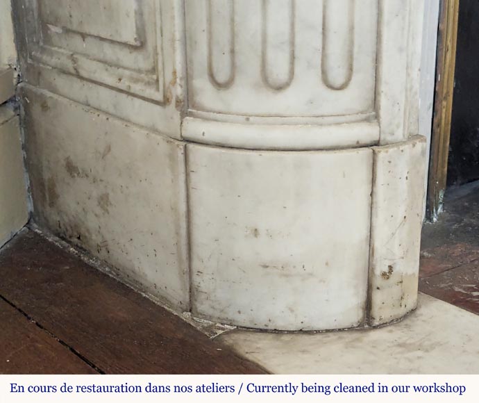 Cheminée de style Louis XVI en marbre de Carrare aux coins arrondis ornée d'une fleur de tournesol Cheminée de style Louis XVI en marbre de Carrare aux coins arrondis ornée d'une fleur de tournesol-6