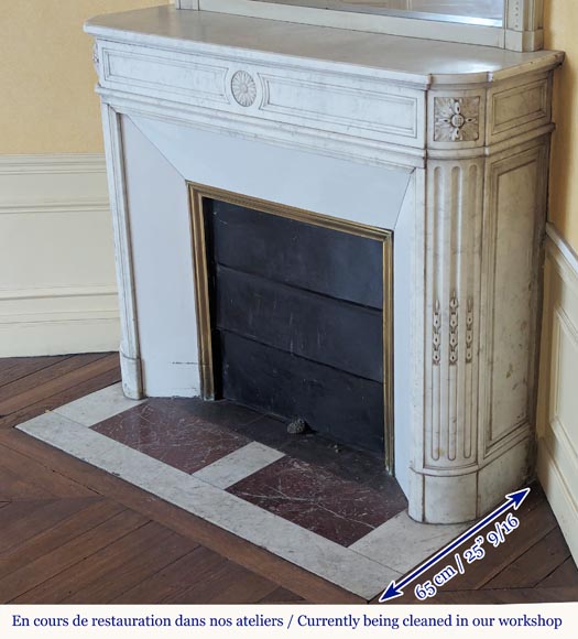 Cheminée de style Louis XVI en marbre de Carrare aux coins arrondis ornée d'une fleur de tournesol Cheminée de style Louis XVI en marbre de Carrare aux coins arrondis ornée d'une fleur de tournesol-7