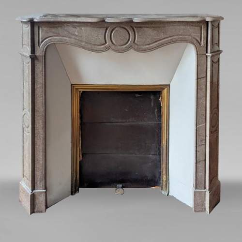 Cheminée de style Louis XV modèle Pompadour en marbre de Lunel