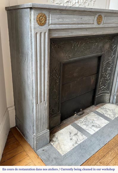 Cheminée de style Louis XVI en marbre Turquin ornée de fleurs de tournesol en bronze Cheminée de style Louis XVI en marbre Turquin ornée de fleurs de tournesol en bronze-2