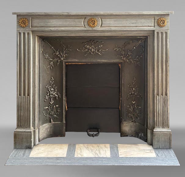 Cheminée de style Louis XVI en marbre Turquin bleu clair décorée de fleurs de tournesol en bronze Cheminée de style Louis XVI en marbre Turquin bleu clair décorée de fleurs de tournesol en bronze-0