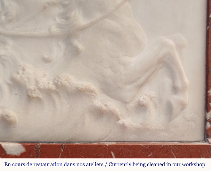 Importante cheminée de style Louis XIV en marbre Incarnat Turquin, décorée d'un bas relief en statuaire représentant Poséidon Importante cheminée de style Louis XIV en marbre Incarnat Turquin, décorée d'un bas relief en statuaire représentant Poséidon -3
