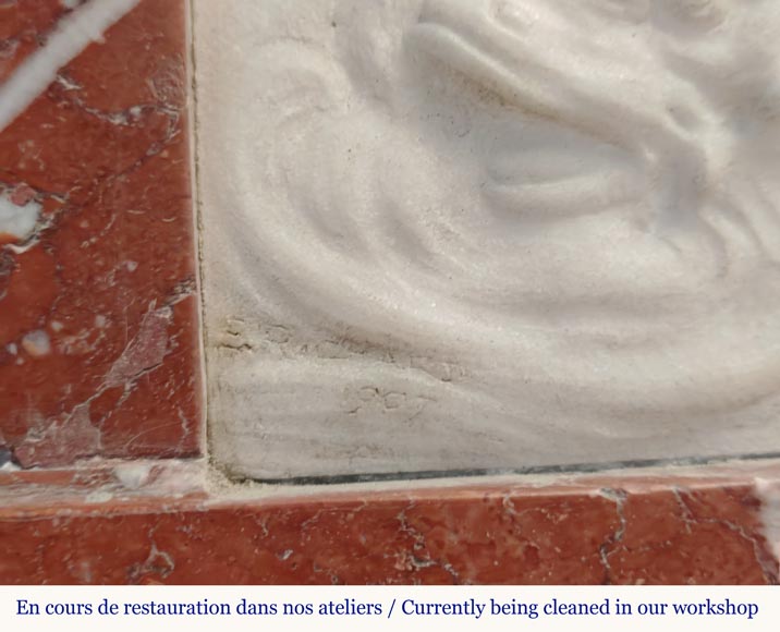 Importante cheminée de style Louis XIV en marbre Incarnat Turquin, décorée d'un bas relief en statuaire représentant Poséidon Importante cheminée de style Louis XIV en marbre Incarnat Turquin, décorée d'un bas relief en statuaire représentant Poséidon -4