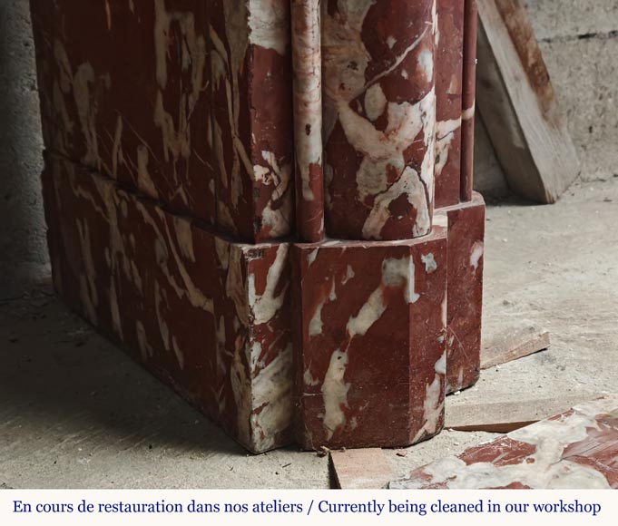 Importante cheminée de style Louis XIV en marbre Incarnat Turquin, décorée d'un bas relief en statuaire représentant Poséidon Importante cheminée de style Louis XIV en marbre Incarnat Turquin, décorée d'un bas relief en statuaire représentant Poséidon -8