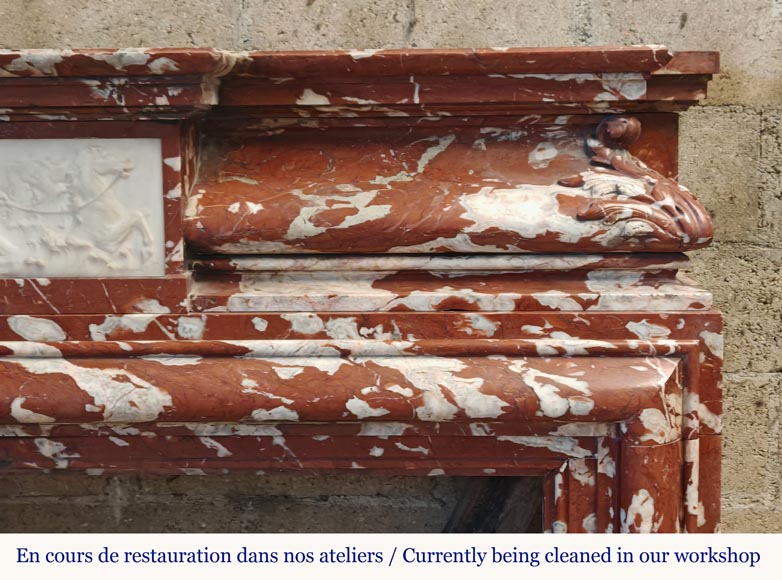 Importante cheminée de style Louis XIV en marbre Incarnat Turquin, décorée d'un bas relief en statuaire représentant Poséidon Importante cheminée de style Louis XIV en marbre Incarnat Turquin, décorée d'un bas relief en statuaire représentant Poséidon -10