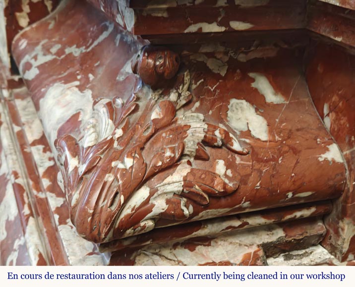 Importante cheminée de style Louis XIV en marbre Incarnat Turquin, décorée d'un bas relief en statuaire représentant Poséidon Importante cheminée de style Louis XIV en marbre Incarnat Turquin, décorée d'un bas relief en statuaire représentant Poséidon -11