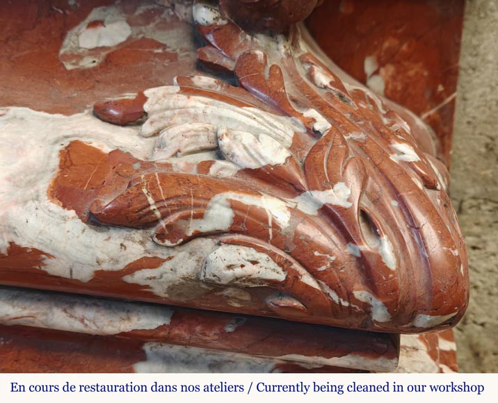 Importante cheminée de style Louis XIV en marbre Incarnat Turquin, décorée d'un bas relief en statuaire représentant Poséidon Importante cheminée de style Louis XIV en marbre Incarnat Turquin, décorée d'un bas relief en statuaire représentant Poséidon -12