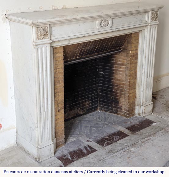 Cheminée de style Louis XVI à rosace en marbre de Carrare Cheminée de style Louis XVI à rosace en marbre de Carrare-2