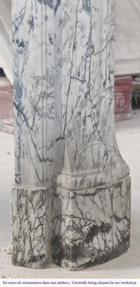 Cheminée de style Louis XV modèle Pompadour, gallbée, en marbre bleu fleuri Cheminée de style Louis XV modèle Pompadour, gallbée, en marbre bleu fleuri-7