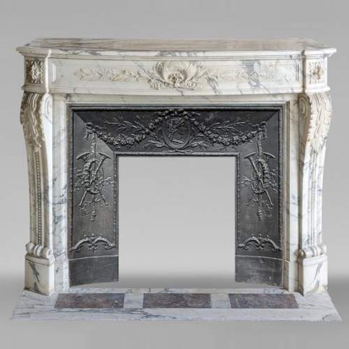 Cheminée de style Louis XVI galbée en marbre Arabescato