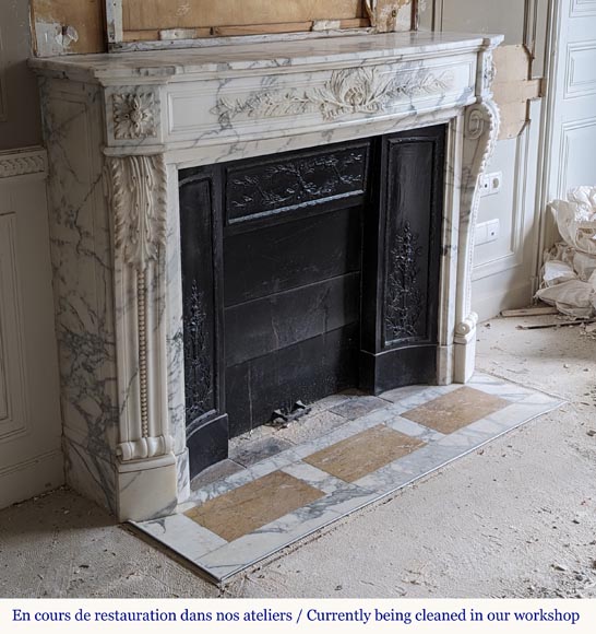 Cheminée de style Louis XVI galbée en marbre Arabescato décorée d'une couronne de laurier Cheminée de style Louis XVI galbée en marbre Arabescato décorée d'une couronne de laurier-3