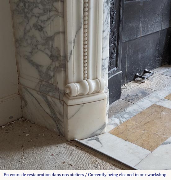 Cheminée de style Louis XVI galbée en marbre Arabescato décorée d'une couronne de laurier Cheminée de style Louis XVI galbée en marbre Arabescato décorée d'une couronne de laurier-5