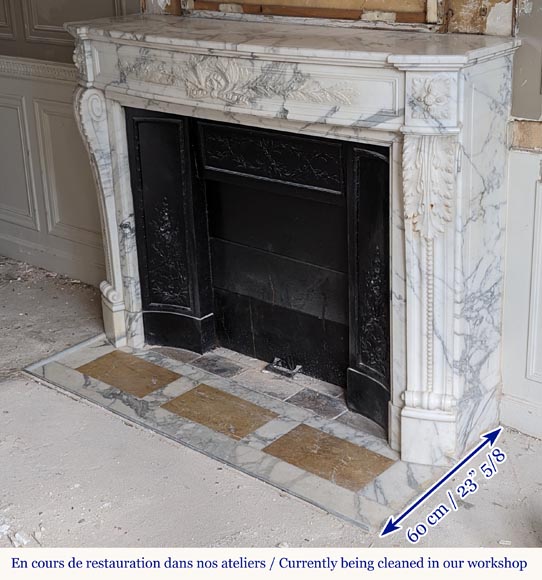 Cheminée de style Louis XVI galbée en marbre Arabescato décorée d'une couronne de laurier Cheminée de style Louis XVI galbée en marbre Arabescato décorée d'une couronne de laurier-6