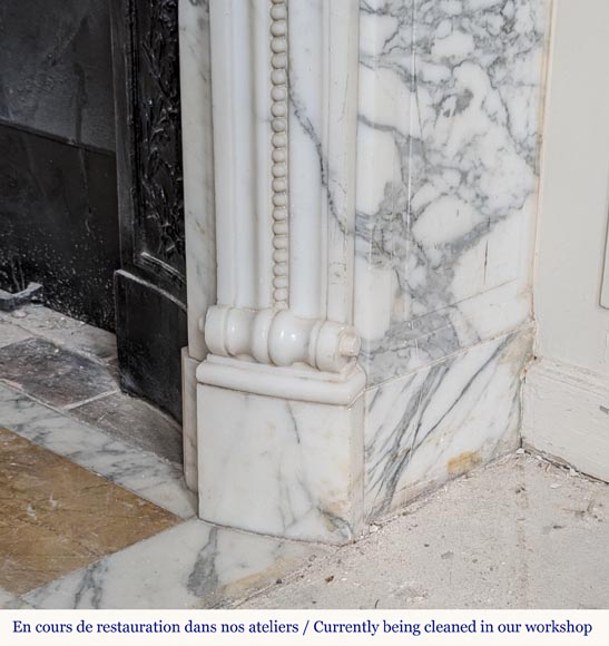 Cheminée de style Louis XVI galbée en marbre Arabescato décorée d'une couronne de laurier Cheminée de style Louis XVI galbée en marbre Arabescato décorée d'une couronne de laurier-8