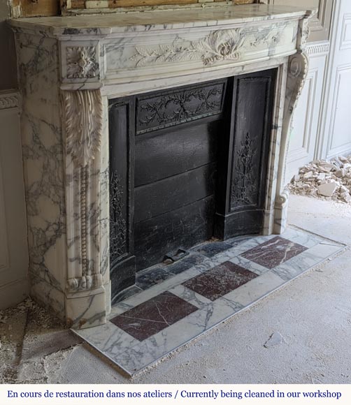 Cheminée de style Louis XVI en marbre Arabescato au bandeau galbé et décoré d'une couronne de laurier Cheminée de style Louis XVI en marbre Arabescato au bandeau galbé et décoré d'une couronne de laurier-3