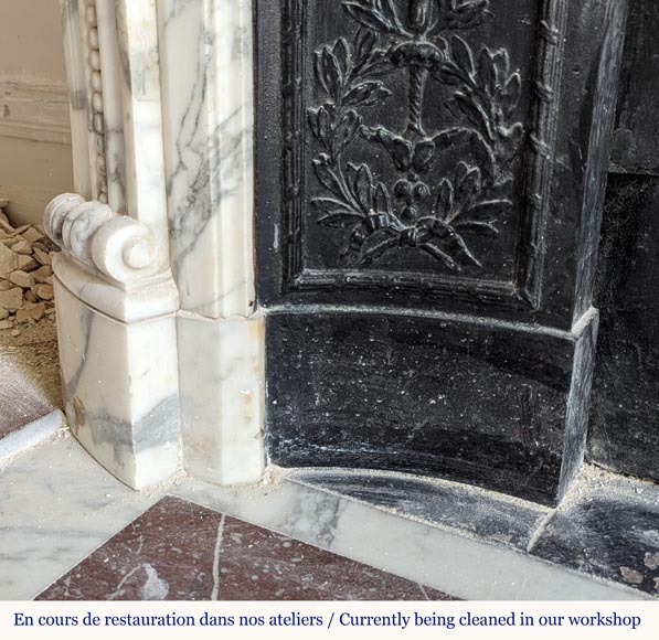 Cheminée de style Louis XVI en marbre Arabescato au bandeau galbé et décoré d'une couronne de laurier Cheminée de style Louis XVI en marbre Arabescato au bandeau galbé et décoré d'une couronne de laurier-6