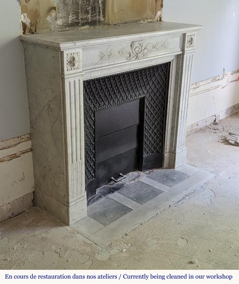Cheminée de style Louis XVI en marbre de Carrare décorée d'une couronne de laurier Cheminée de style Louis XVI en marbre de Carrare décorée d'une couronne de laurier-2