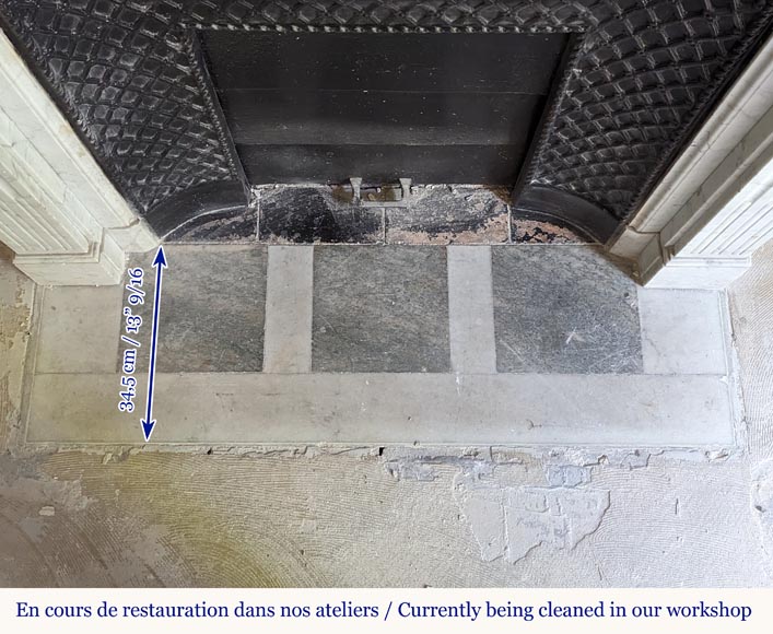 Cheminée de style Louis XVI en marbre de Carrare décorée d'une couronne de laurier Cheminée de style Louis XVI en marbre de Carrare décorée d'une couronne de laurier-8