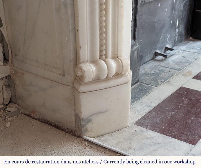 Cheminée de style Louis XVI galbée en marbre Arabescato décorée d'une couronne de laurier Cheminée de style Louis XVI galbée en marbre Arabescato décorée d'une couronne de laurier-6