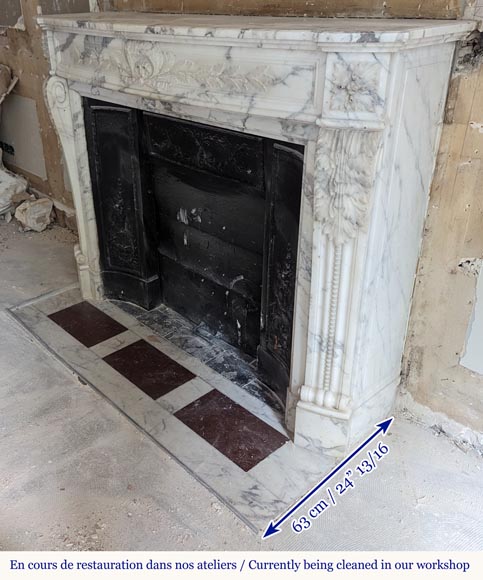 Cheminée de style Louis XVI galbée en marbre Arabescato décorée d'une couronne de laurier Cheminée de style Louis XVI galbée en marbre Arabescato décorée d'une couronne de laurier-7