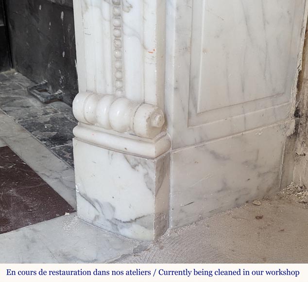 Cheminée de style Louis XVI galbée en marbre Arabescato décorée d'une couronne de laurier Cheminée de style Louis XVI galbée en marbre Arabescato décorée d'une couronne de laurier-10