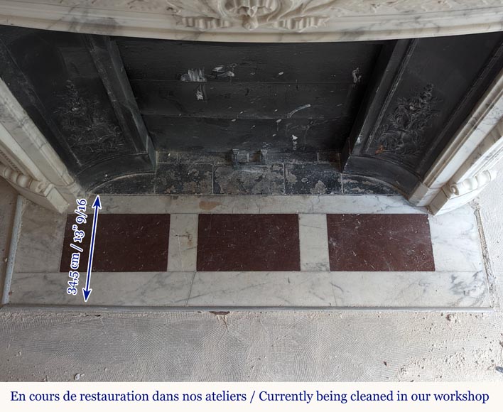 Cheminée de style Louis XVI galbée en marbre Arabescato décorée d'une couronne de laurier Cheminée de style Louis XVI galbée en marbre Arabescato décorée d'une couronne de laurier-11