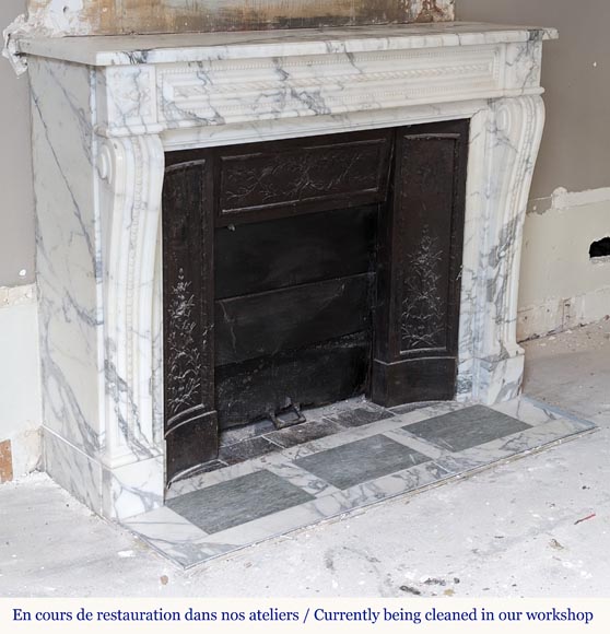 Cheminée de style Louis XVI en marbre Arabescato au bandeau perlé Cheminée de style Louis XVI en marbre Arabescato au bandeau perlé-2