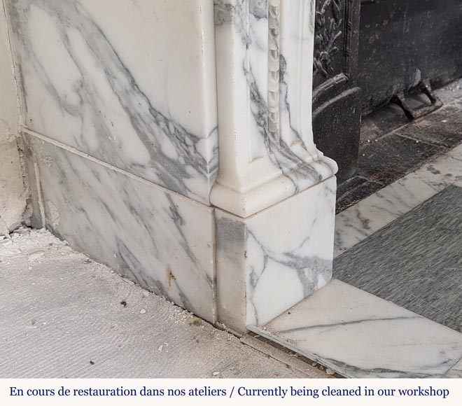 Cheminée de style Louis XVI en marbre Arabescato au bandeau perlé Cheminée de style Louis XVI en marbre Arabescato au bandeau perlé-4