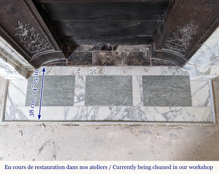 Cheminée de style Louis XVI en marbre Arabescato au bandeau perlé Cheminée de style Louis XVI en marbre Arabescato au bandeau perlé-9