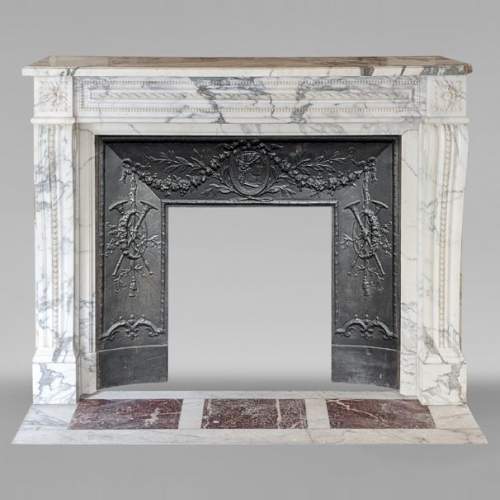 Cheminée de style Louis XVI en marbre Arabescato décorée d'une frise de perles