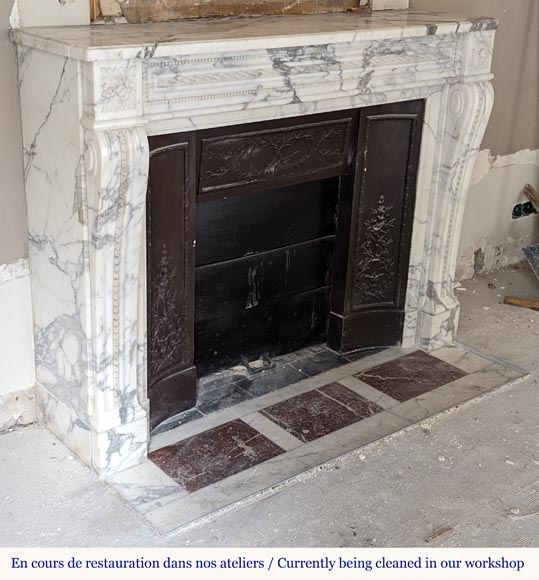 Cheminée de style Louis XVI en marbre Arabescato décorée d'une frise de perles Cheminée de style Louis XVI en marbre Arabescato décorée d'une frise de perles-2