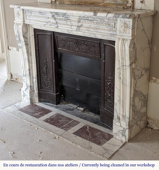 Cheminée de style Louis XVI en marbre Arabescato décorée d'une frise de perles Cheminée de style Louis XVI en marbre Arabescato décorée d'une frise de perles-5