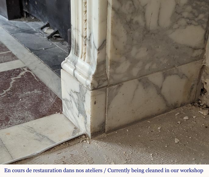 Cheminée de style Louis XVI en marbre Arabescato décorée d'une frise de perles Cheminée de style Louis XVI en marbre Arabescato décorée d'une frise de perles-7