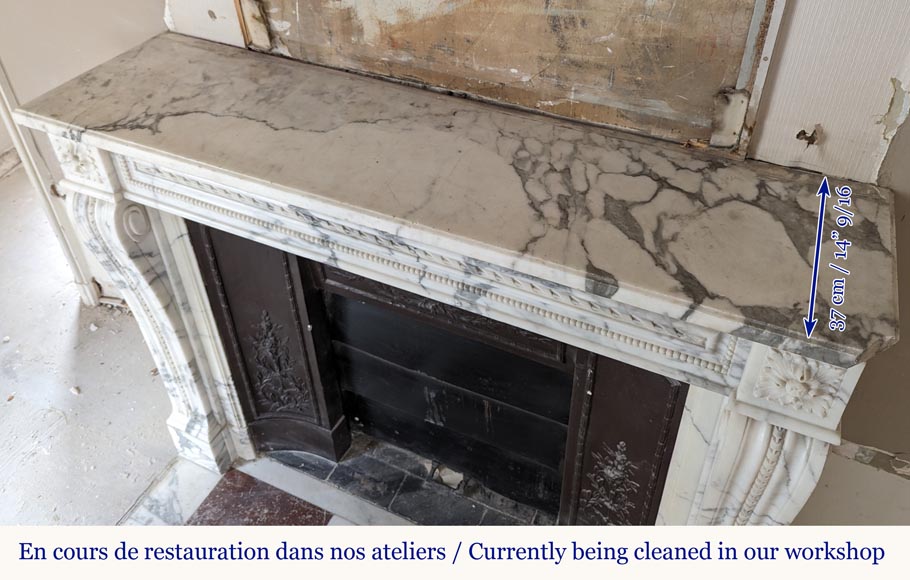 Cheminée de style Louis XVI en marbre Arabescato décorée d'une frise de perles Cheminée de style Louis XVI en marbre Arabescato décorée d'une frise de perles-9