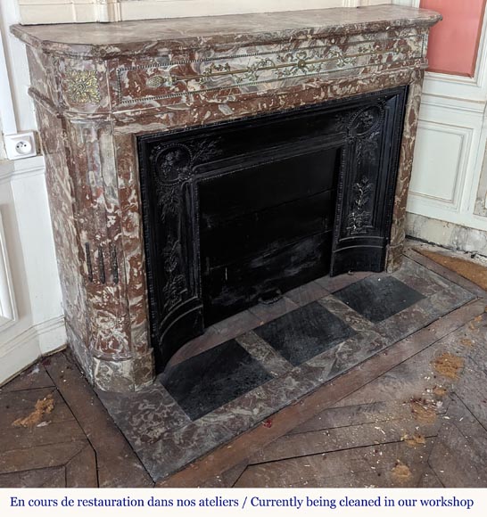 Cheminée de style Louis XVI à coins arrondi ornée de bronze Cheminée de style Louis XVI à coins arrondi ornée de bronze-3