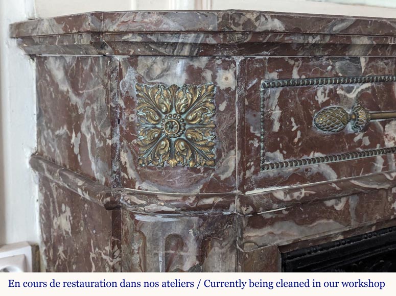 Cheminée de style Louis XVI à coins arrondi ornée de bronze Cheminée de style Louis XVI à coins arrondi ornée de bronze-4